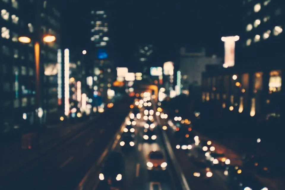 Luces de una avenida desenfocadas de noche